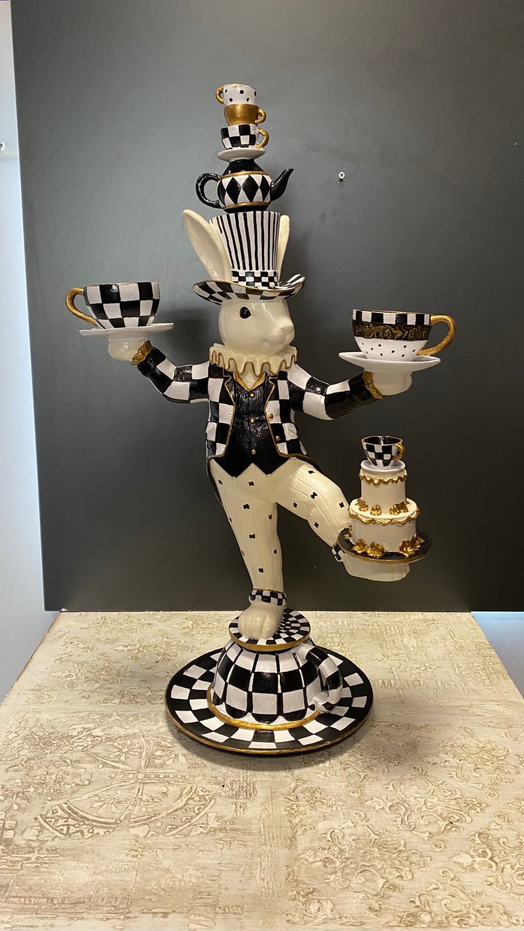 Alice Serisi Akrobat Fincanlı Tavşan