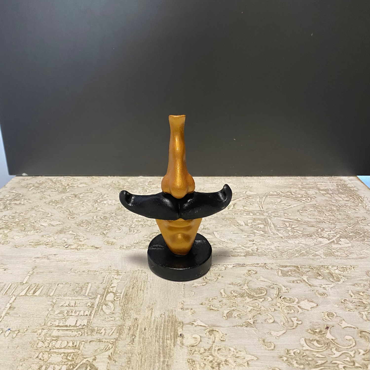 Gözlük Tutucu Bıyıklı