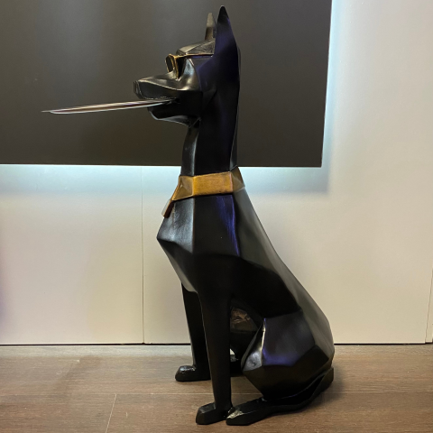 Tepsi Tutan Doberman Köpek