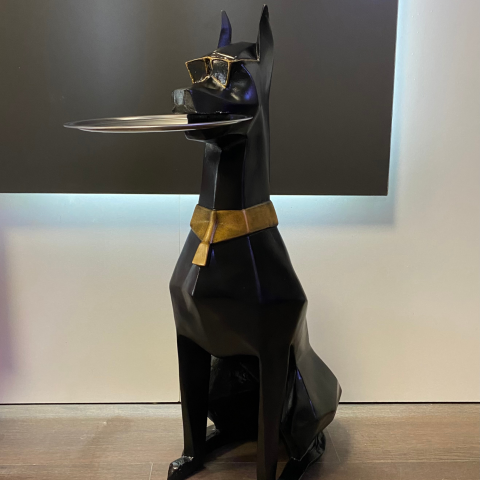 Tepsi Tutan Doberman Köpek