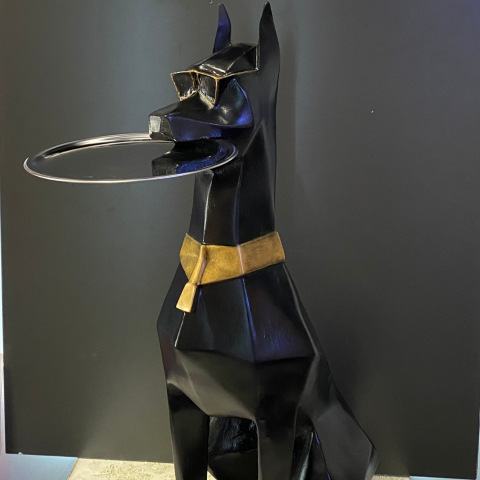 Tepsi Tutan Doberman Köpek