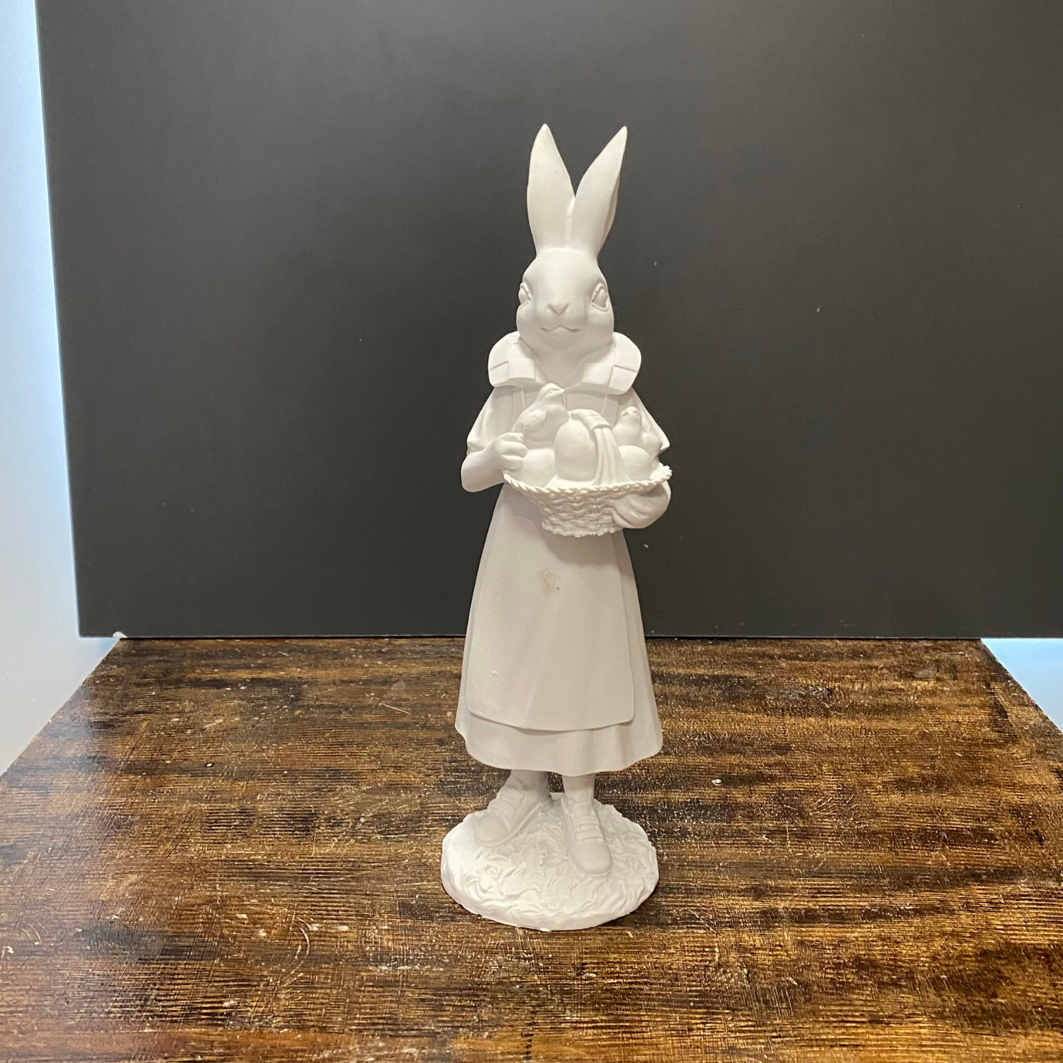 Sepette Kuş ve Meyve Taşıyan Tavşan