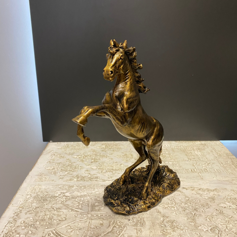 Tek Ayak Önde Şahlanan At Gold