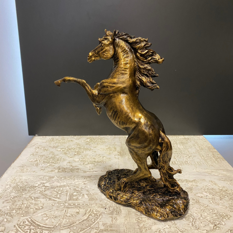 Tek Ayak Önde Şahlanan At Gold