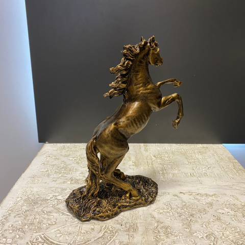 Tek Ayak Önde Şahlanan At Gold