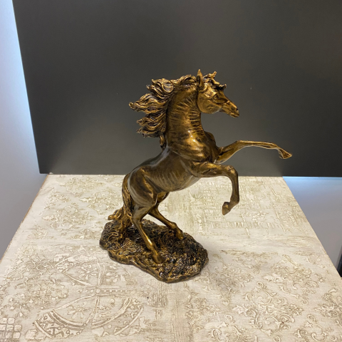 Tek Ayak Önde Şahlanan At Gold