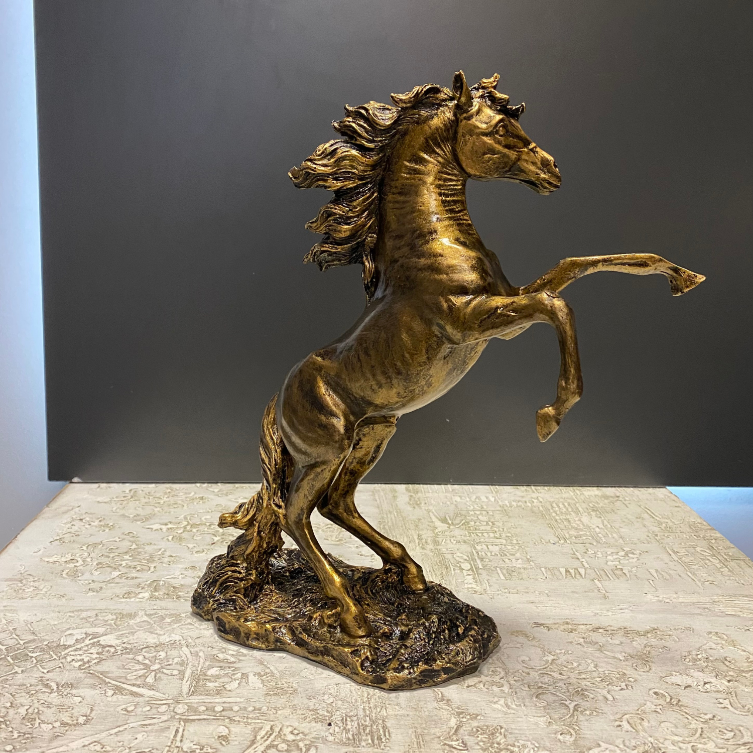 Tek Ayak Önde Şahlanan At Gold