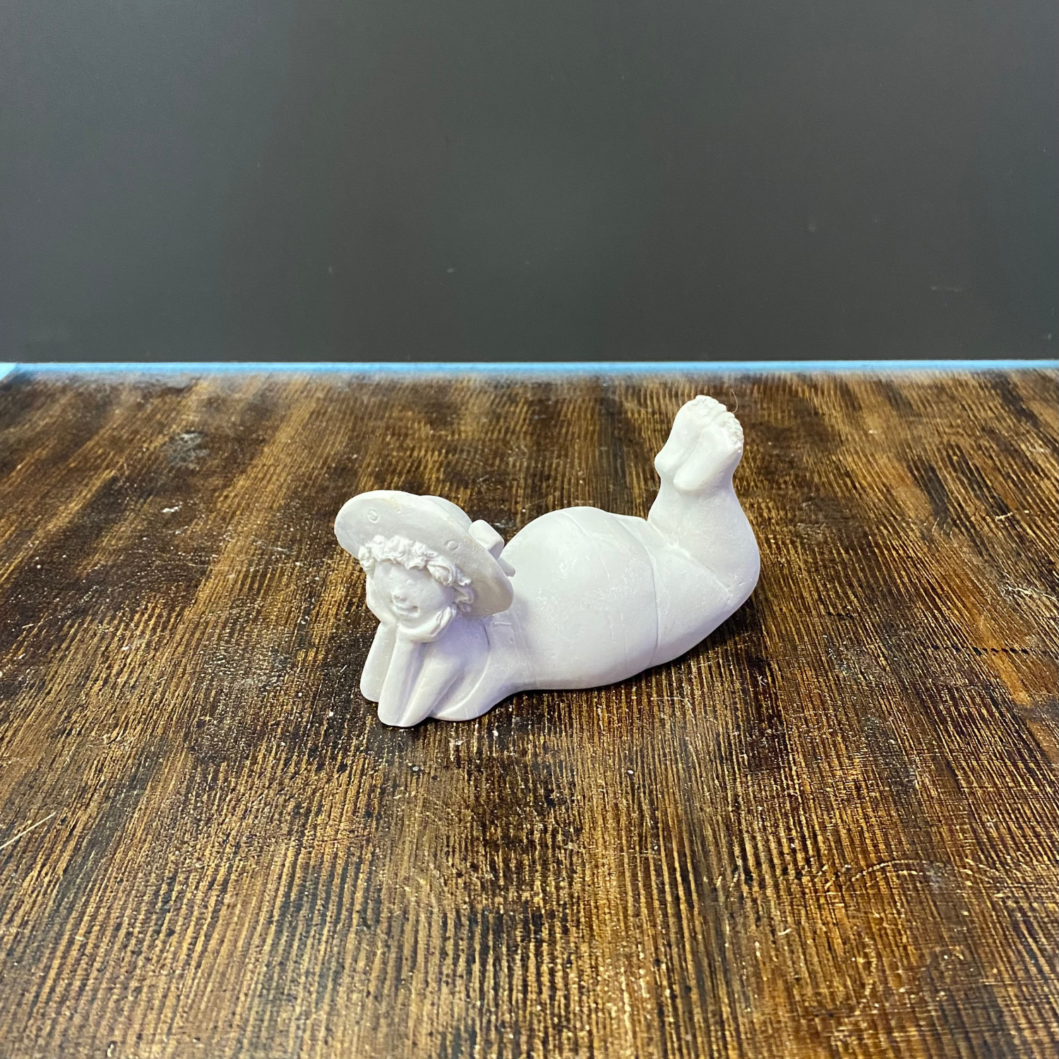 Elleri Çenesinde Yatan Plaj Kızı