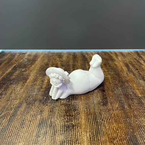 Elleri Çenesinde Yatan Plaj Kızı