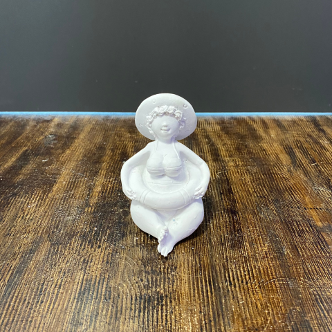 Deniz Simidinde Oturan Plaj Kızı