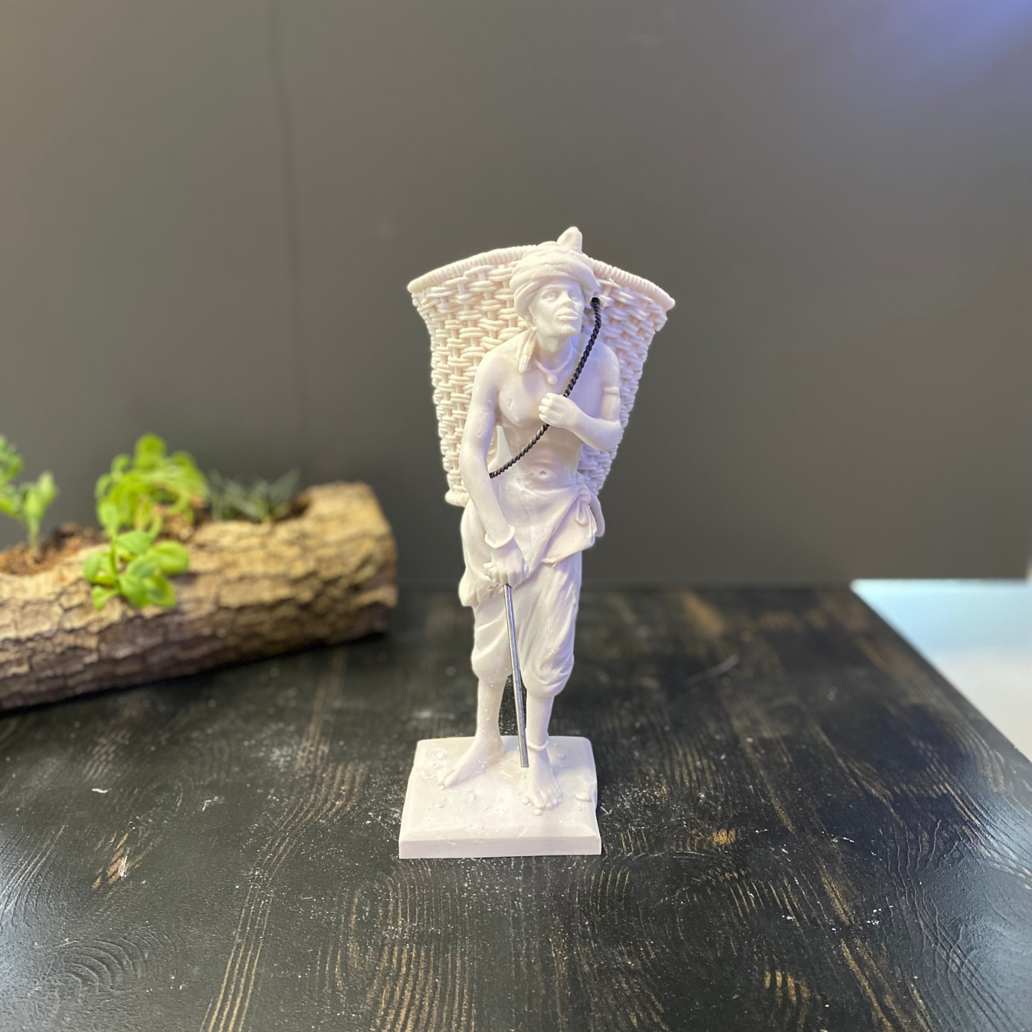 Bastonlu Sepetli Siyahi Adam