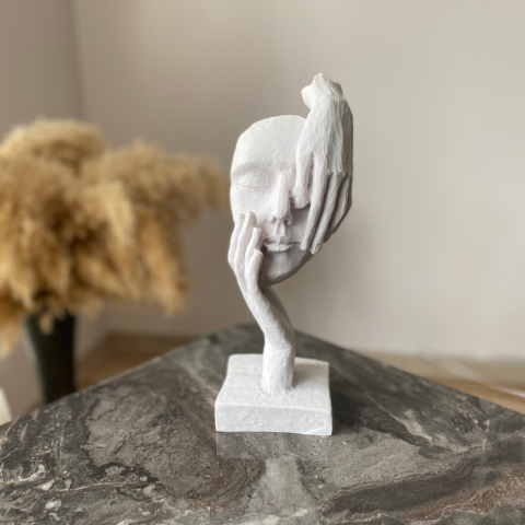 Eli Yanak ve Yüzünde Tek Yüzlü Mask