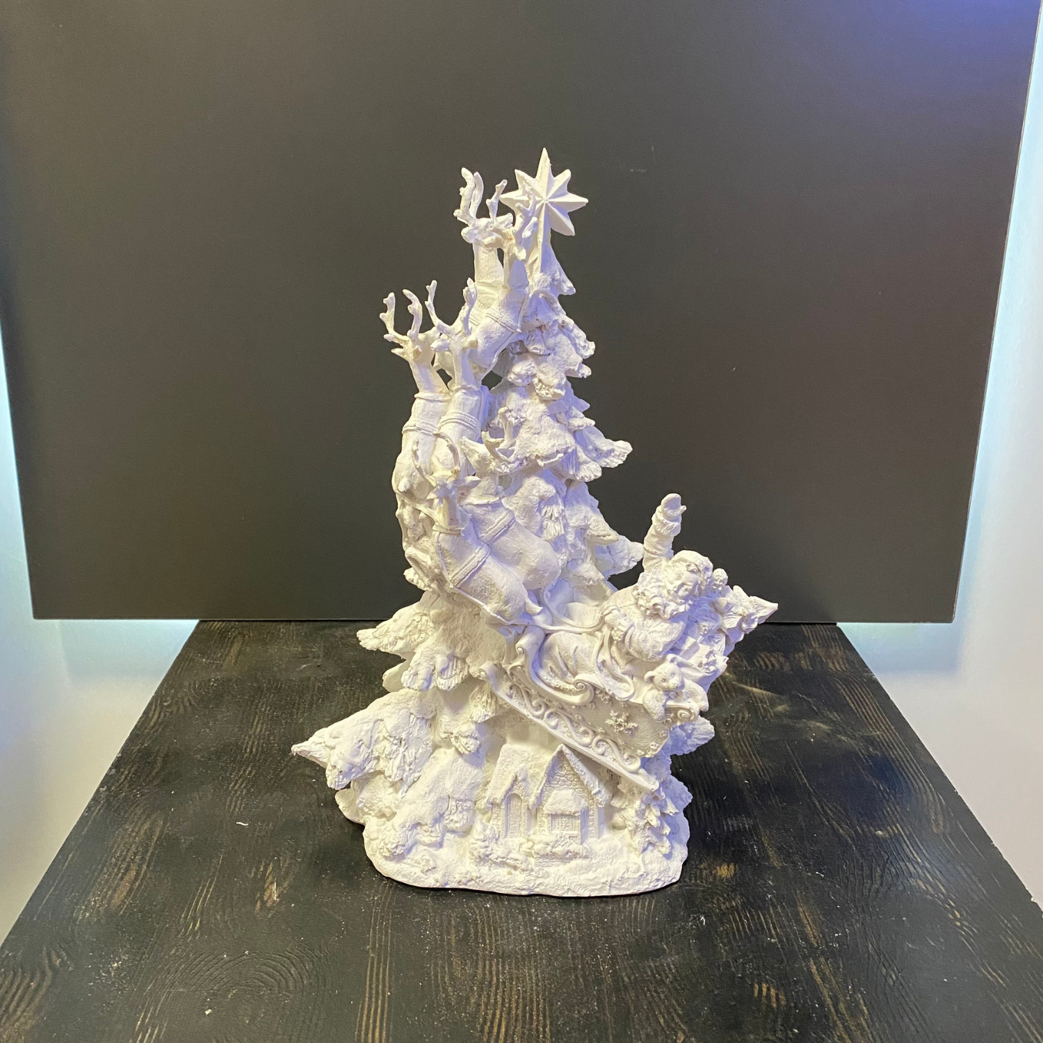 Çam Ağacına Tırmanan Noel Baba