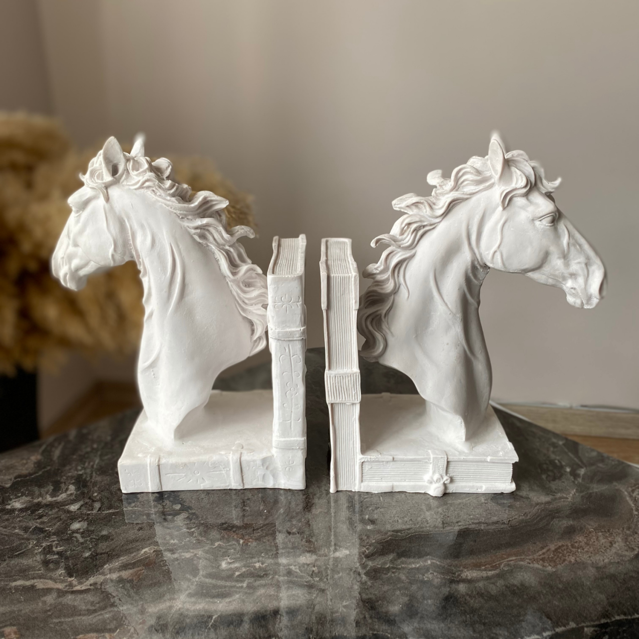 At Büst Kitap Tutucu