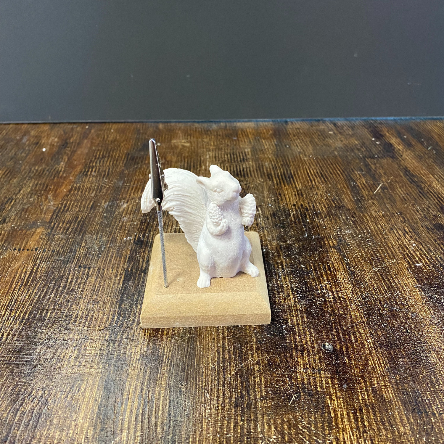 Ayakta Sincap Not Tutucu