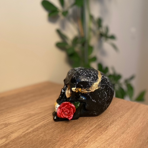 Ağzında Güllü Kurukafa Dekoratif Obje Biblo