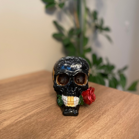 Ağzında Güllü Kurukafa Dekoratif Obje Biblo