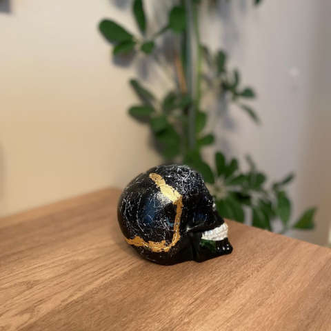 Ağzında Güllü Kurukafa Dekoratif Obje Biblo