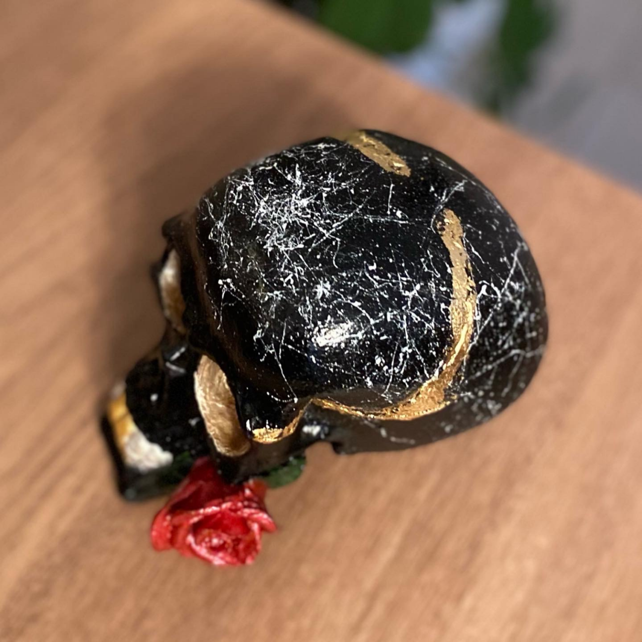 Ağzında Güllü Kurukafa Dekoratif Obje Biblo