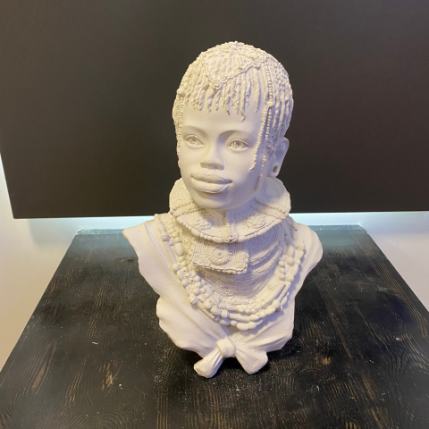 Afrikalı Kadın Kolyeli