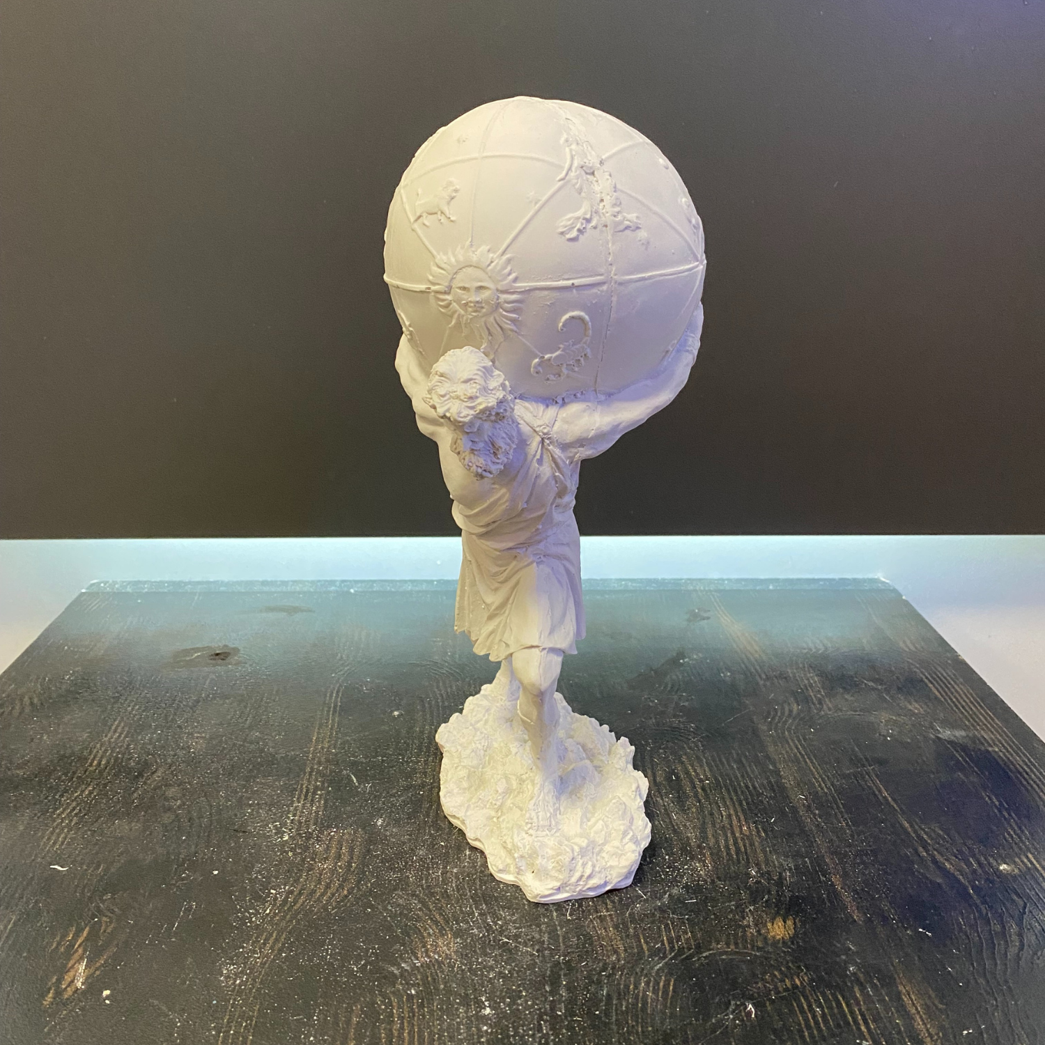 Dünya Taşıyan Atlas Eller Arkada