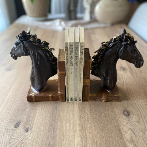 At Başı Büst Kitap Tutucu