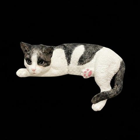 Uzanan Yatan Kedi
