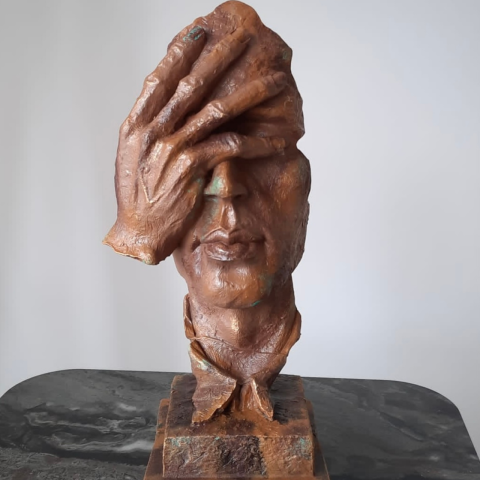 Eli Yanak ve Gözünde Tekli Mask Biblo