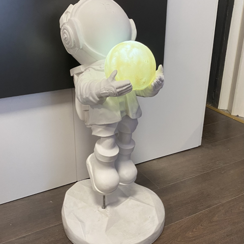 Kaideli Elinde Işıklı Top Olan Büyük Astronot