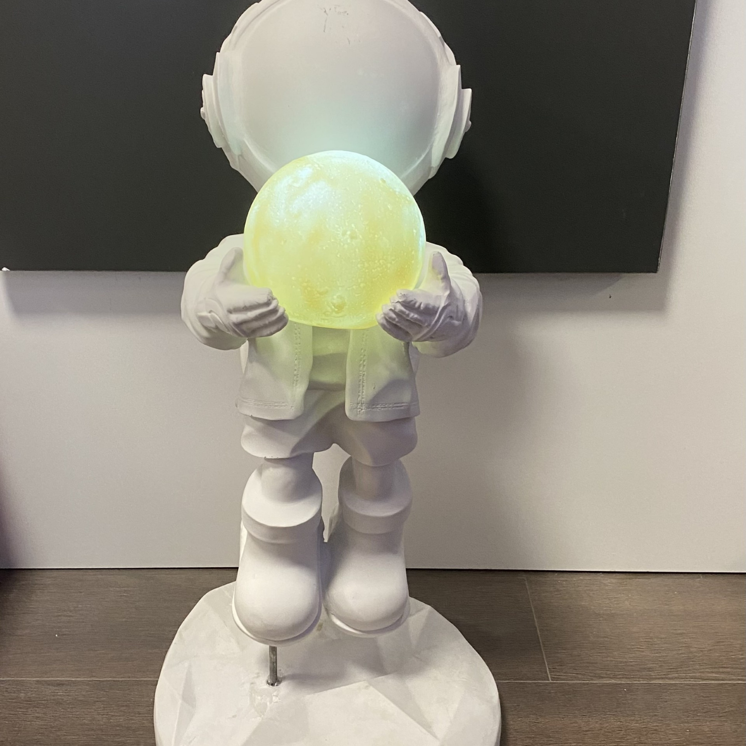 Kaideli Elinde Işıklı Top Olan Büyük Astronot