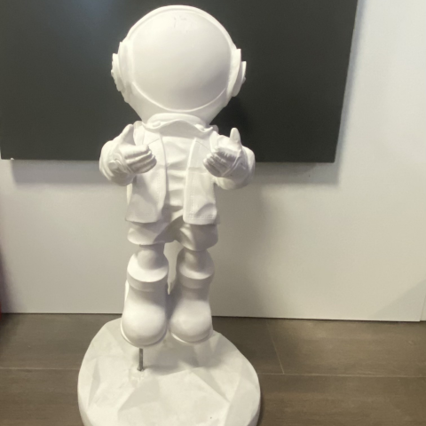 Kaideli Elinde Işıklı Top Olan Büyük Astronot