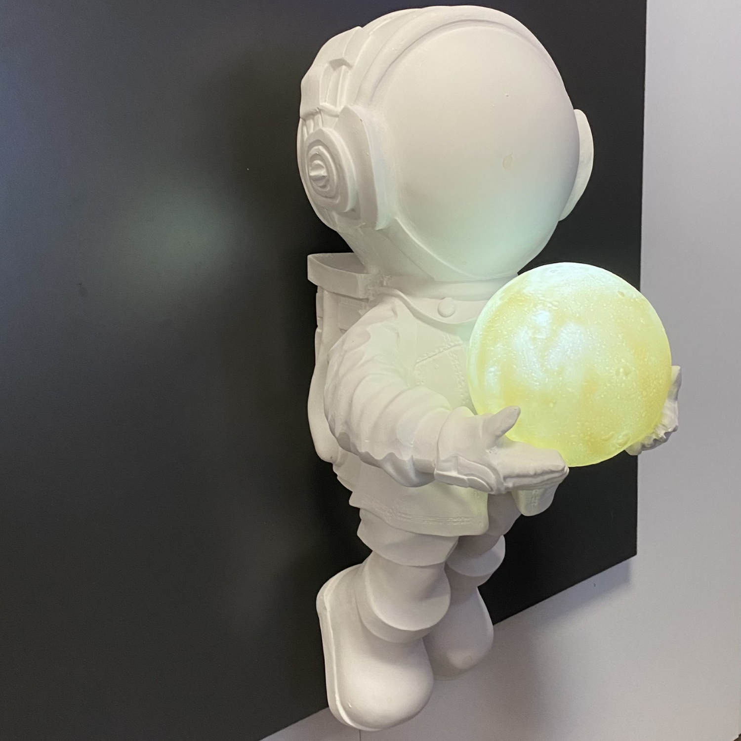 Elinde Işıklı Top Olan Büyük Duvar Astronot