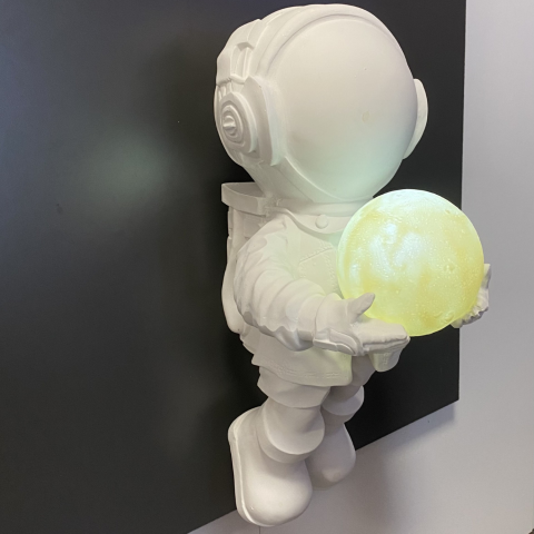 Elinde Işıklı Top Olan Büyük Duvar Astronot