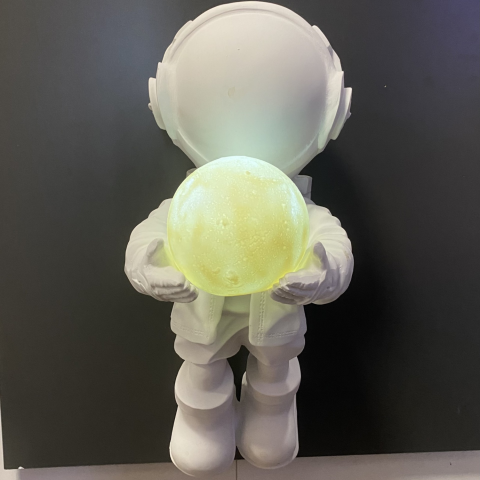 Elinde Işıklı Top Olan Büyük Duvar Astronot