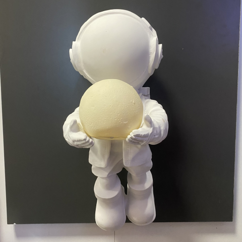 Elinde Işıklı Top Olan Büyük Duvar Astronot