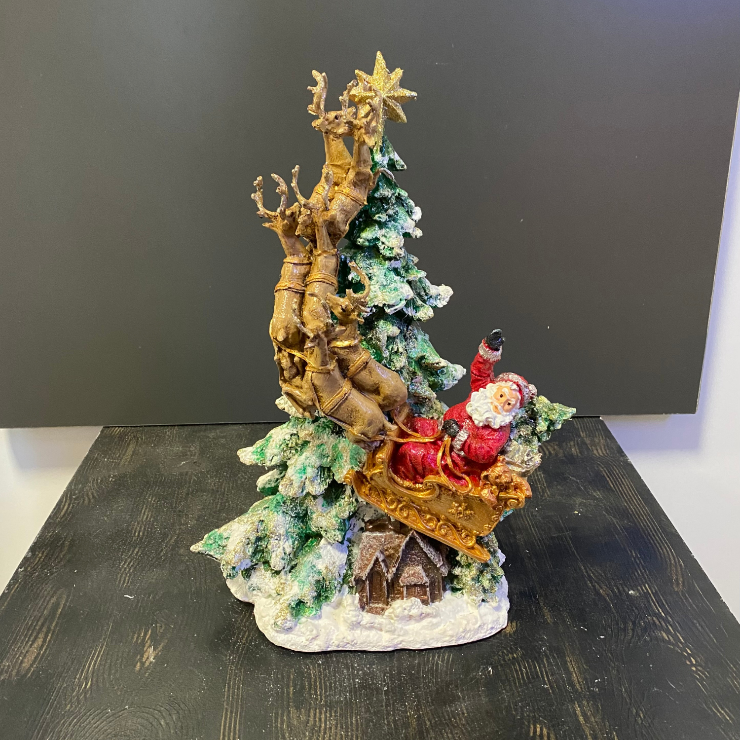Çam Ağacına Tırmanan Noel Baba ve Geyik Biblo