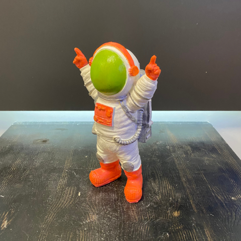 Elleri Havada Fosforlu Astronot