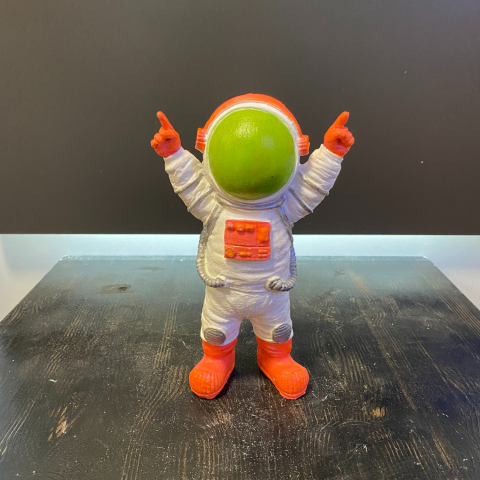 Elleri Havada Fosforlu Astronot