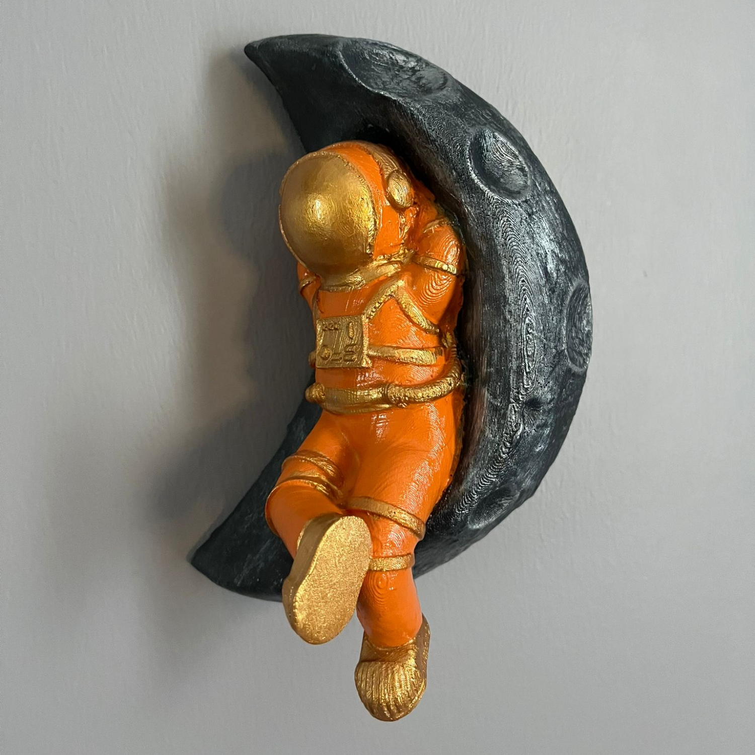 Yarım Ayda Oturan Astronot Duvar Dekoru