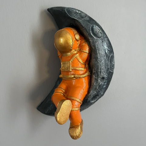 Yarım Ayda Oturan Astronot Duvar Dekoru