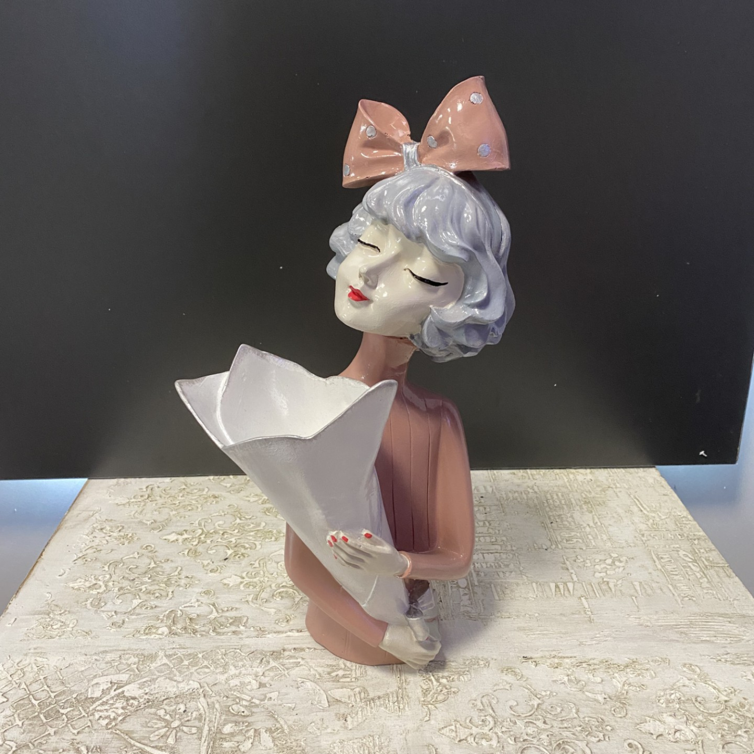 Buket Tutan Kız Biblo