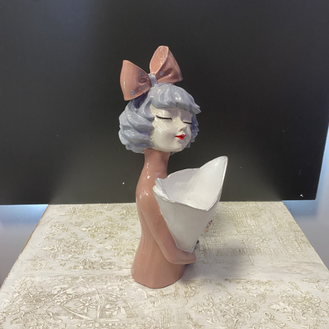 Buket Tutan Kız Biblo