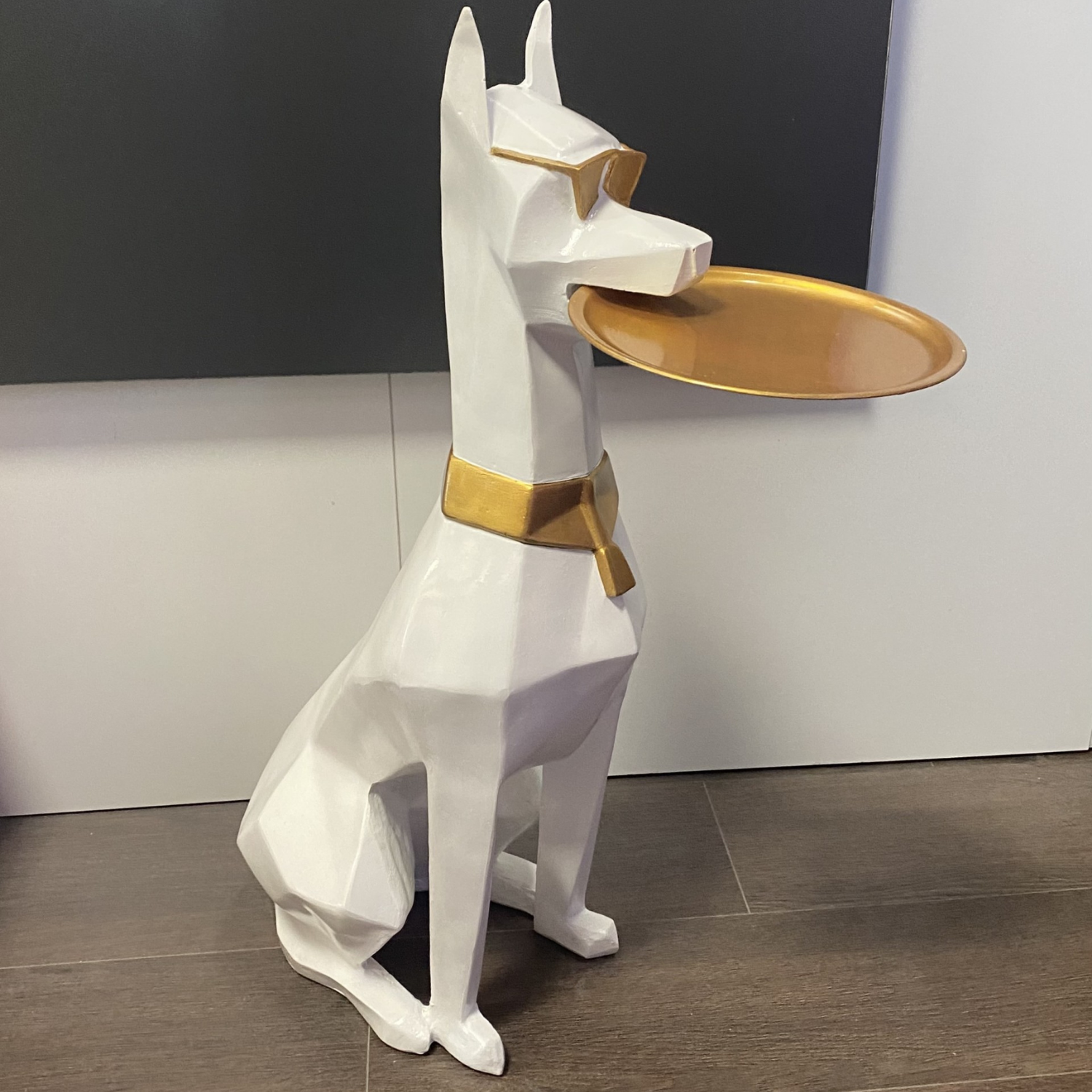 Tepsi Tutan Doberman Köpek