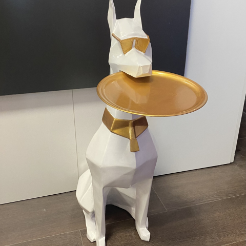 Tepsi Tutan Doberman Köpek