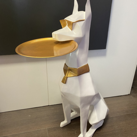 Tepsi Tutan Doberman Köpek