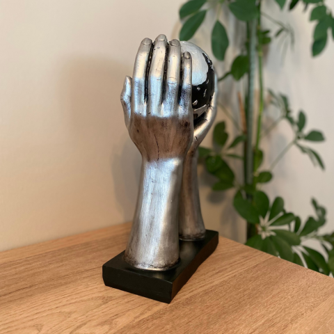 Dünya Tutan El Biblo Heykel