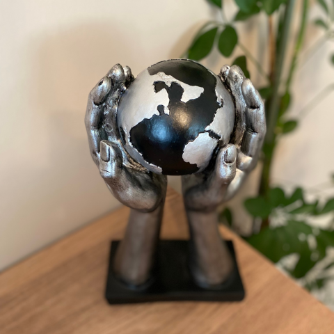 Dünya Tutan El Biblo Heykel