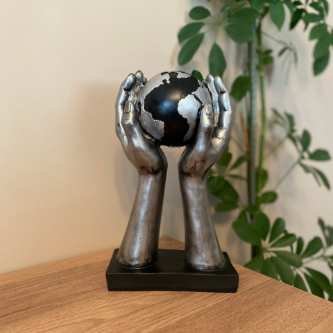 Dünya Tutan El Biblo Heykel