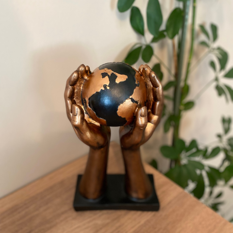 Gold Dünya Tutan El Biblo Heykel