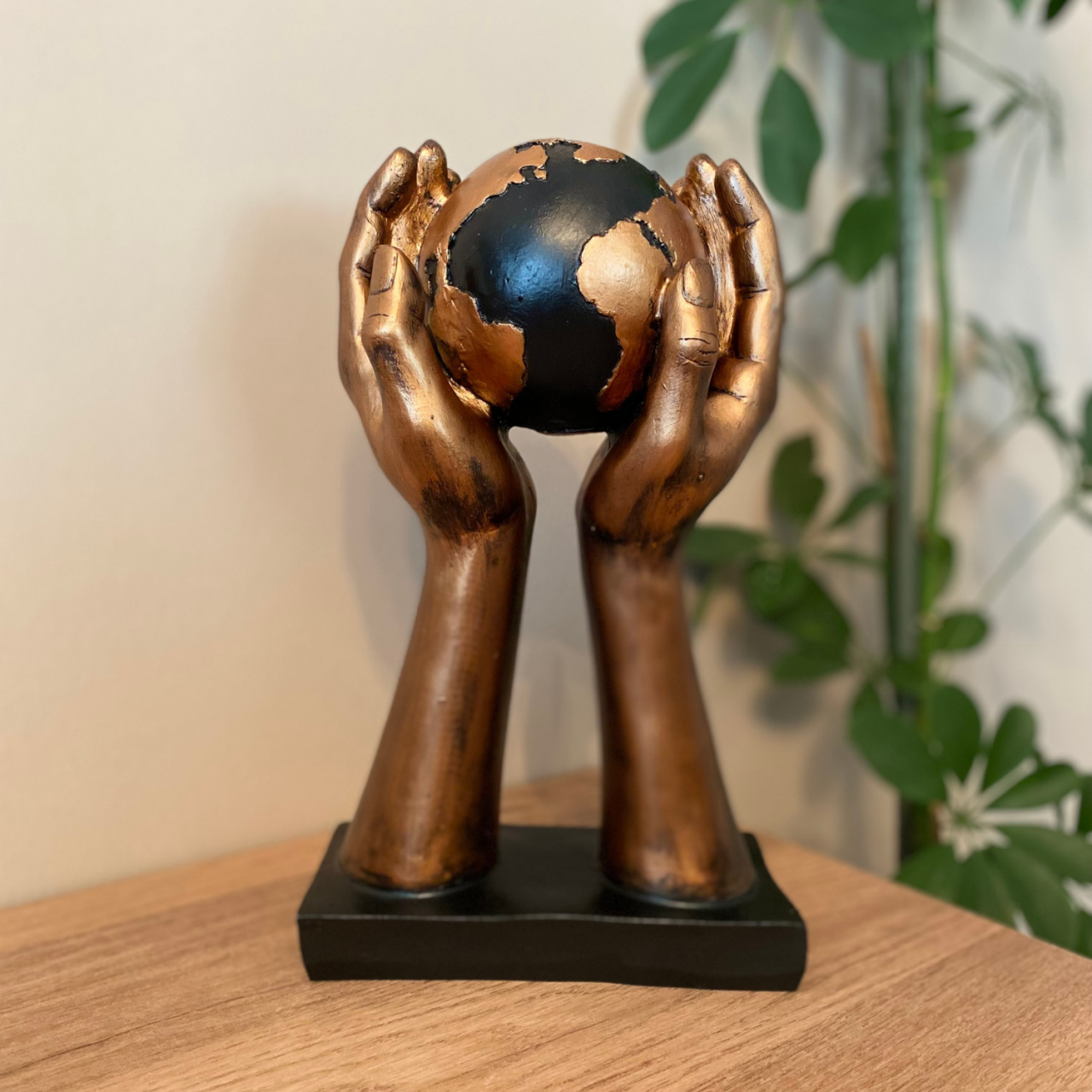 Gold Dünya Tutan El Biblo Heykel